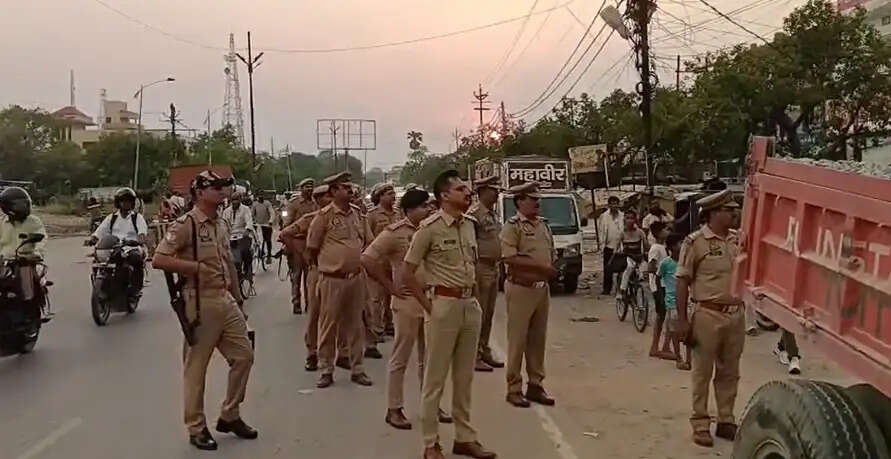 chandauli news sp akash patel, chandauli khabar alinagar market patrol, chandauli samachar illegal encroachment removal, anant chandrashekhar additional sp up, recruit constable training women police