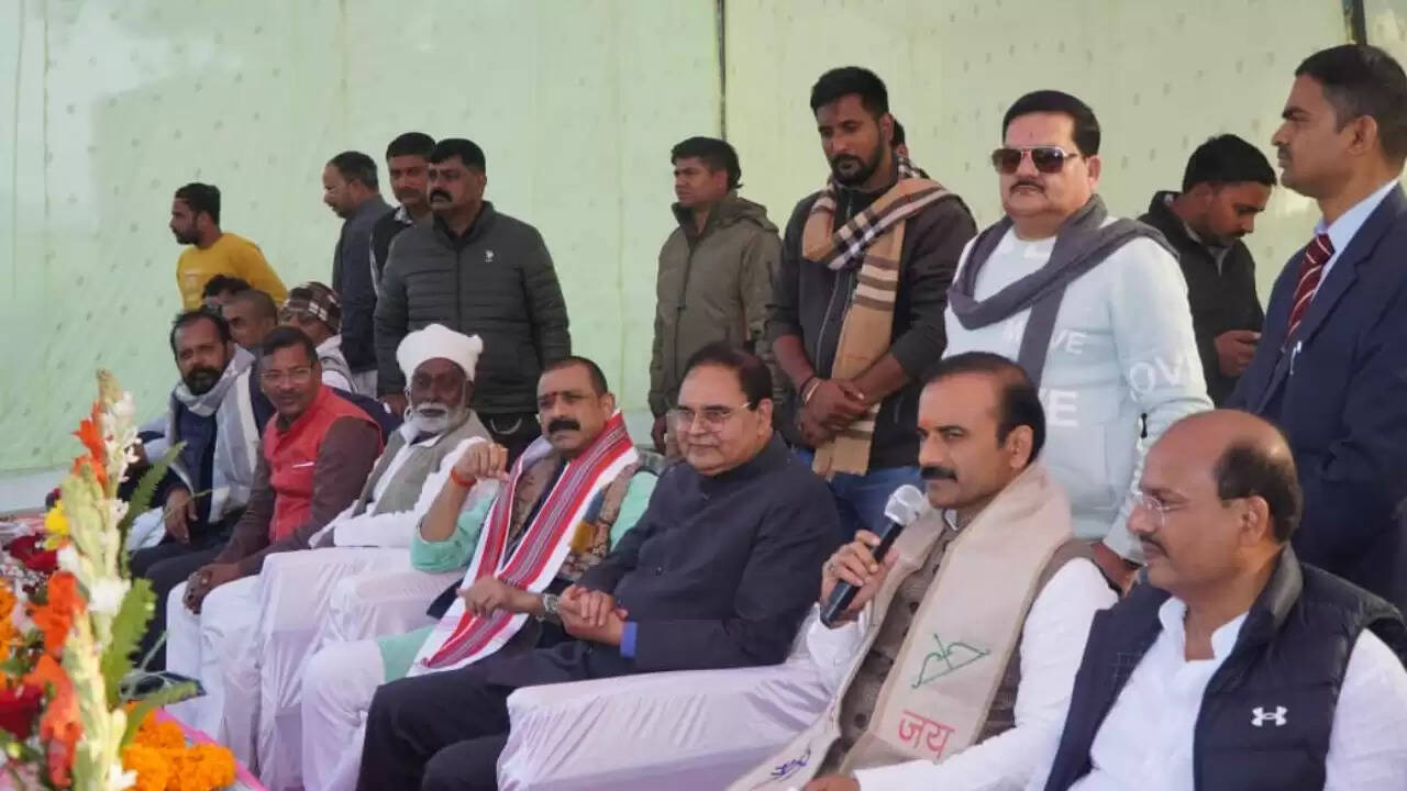 Chandauli news MLA Sushil Singh, Chandauli khabar blanket distribution Dhanapur, 
