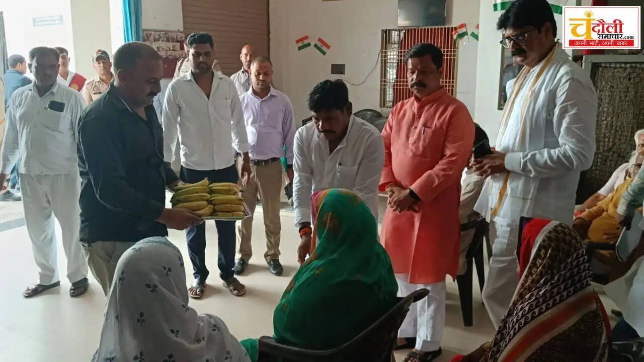 chandauli-prabhari-mantri-madhupur-old-age-home-inspection