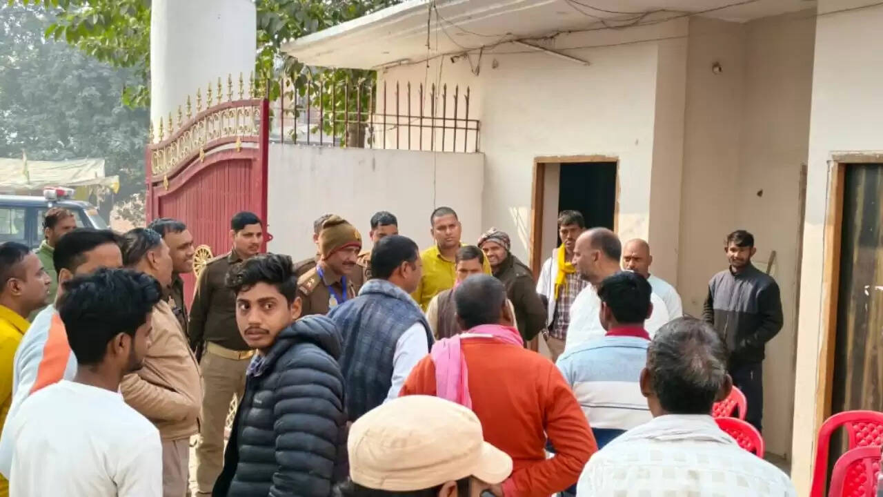 chandauli news manoj singh w house arrest, chandauli khabar cm yogi visit updates, chandauli samachar sp leader detained, syedraja police action on ex mla