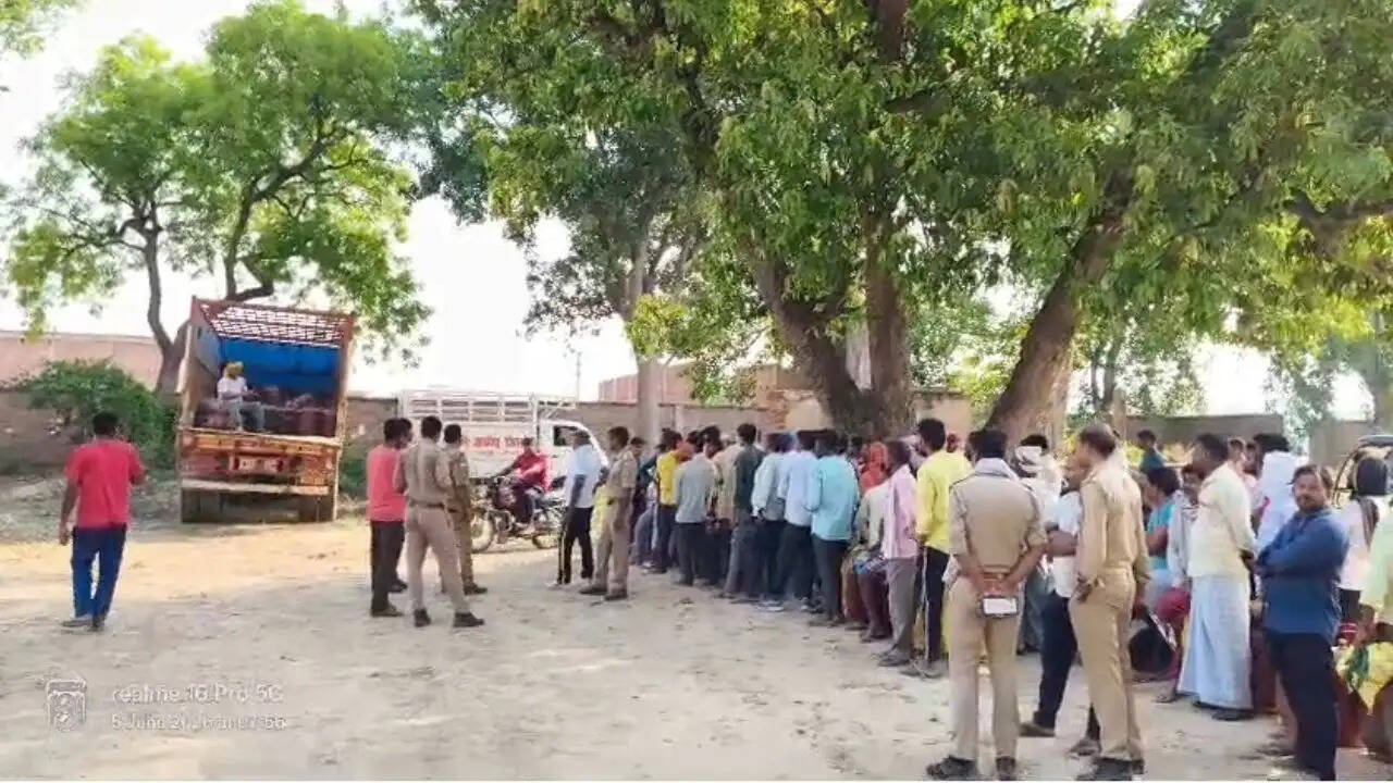 jasuri-gas-agency-cylinder-shortage-highway-jam-news