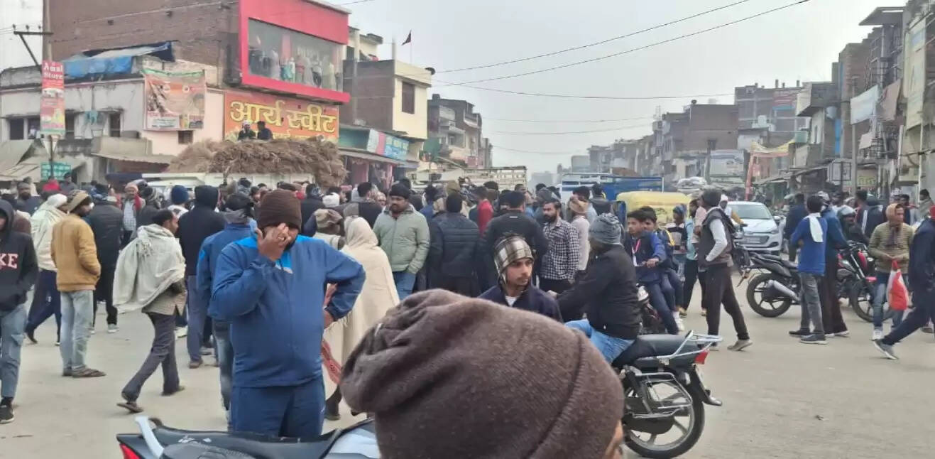   Chandauli Tractor Accident News  Balua Police Station Case  Chahaniya Chauraha Road Block  Accident Death in Molnapur  UP Police Action Chandauli