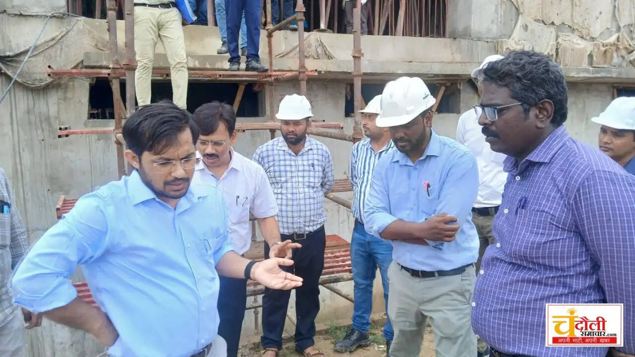 chandauli-dm-chandra-mohan-garg-inspects-court-building