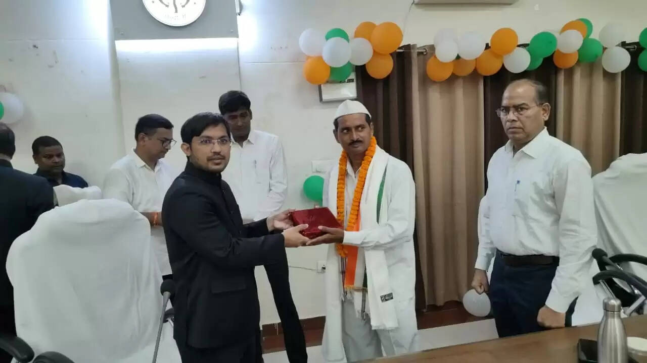 dm chandauli 