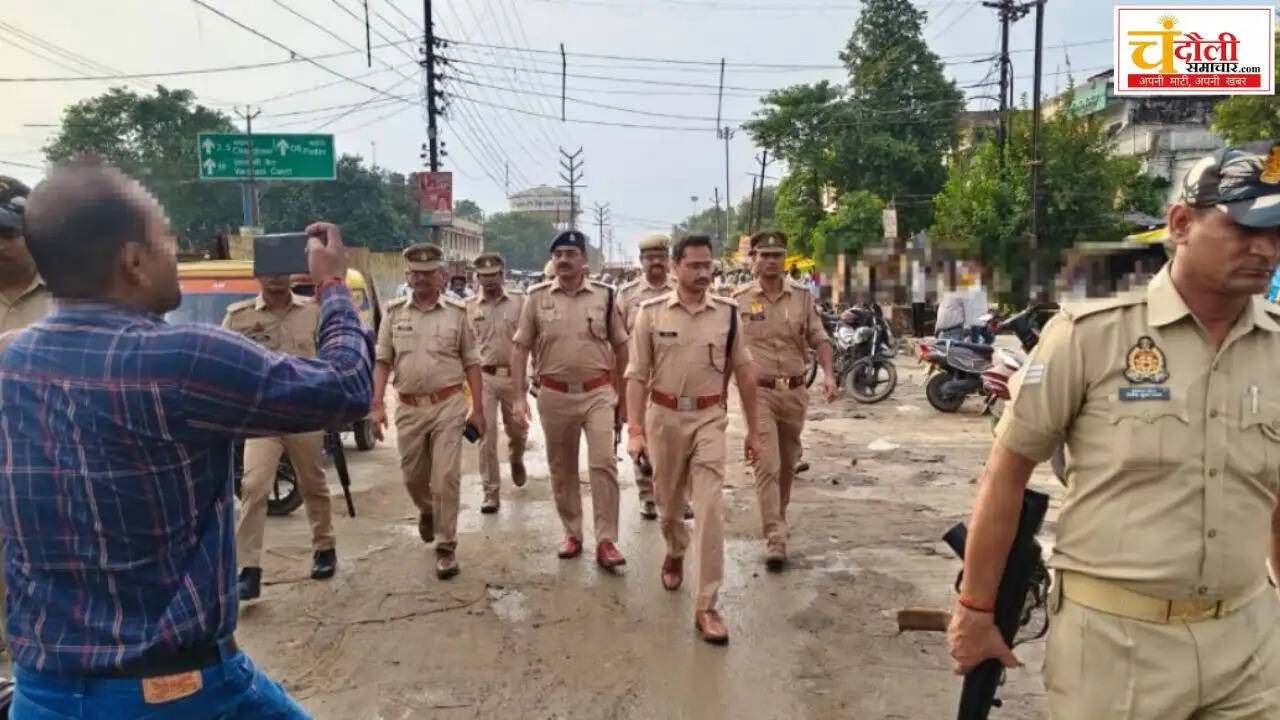 chandauli-news-sp-aakash-patel-foot-patrol-mugalsarai-traffic