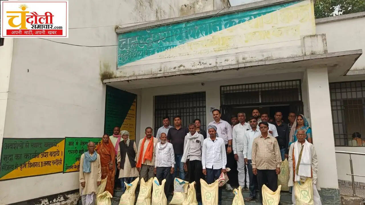 chandauli-news-mp-sadhna-singh-distributes-free-seed-minikits-farmers