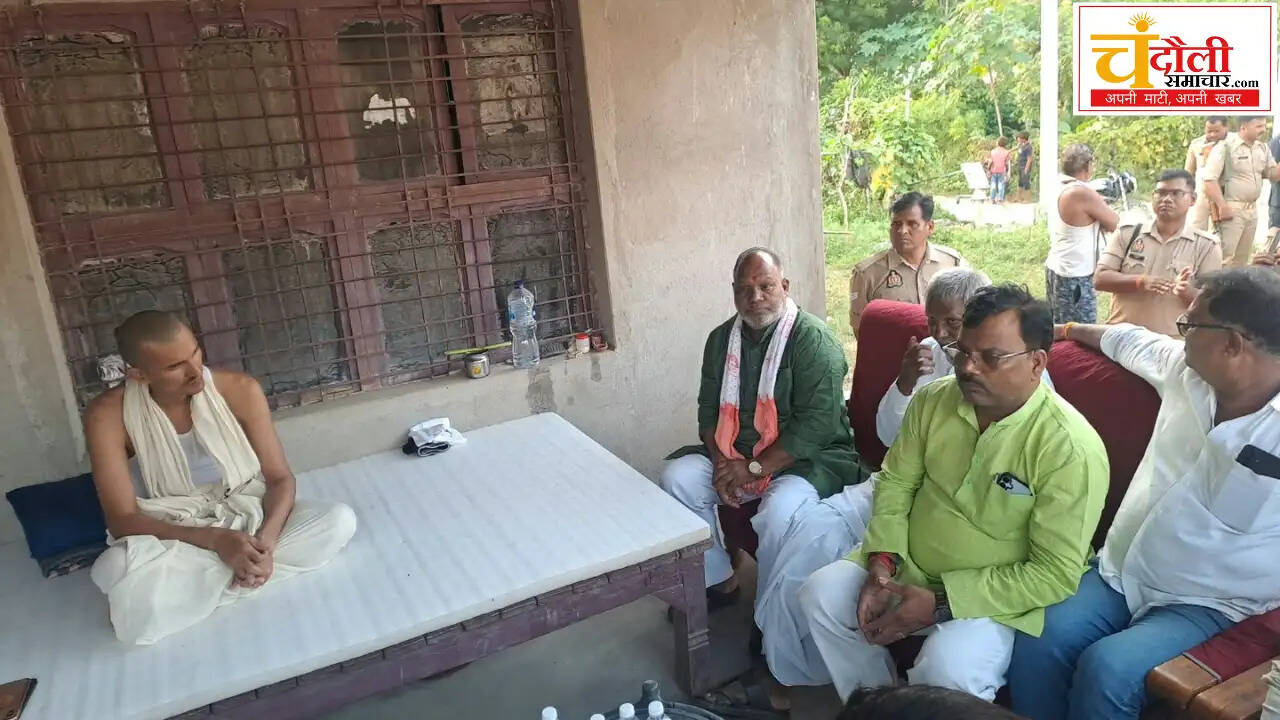 state-minister-and-mla-visit-late-bjp-leader-house-in-chandauli