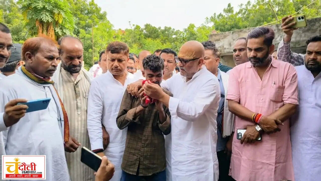 ajay-rai-meets-deceased-worker-baldev-yadav-family
