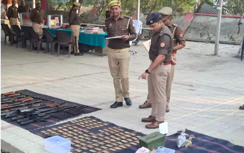 ASP Anant Shekhar IPS inspection Dhina Thana Police station cleaning records checking Dhina Chandauli Chowkidars given sweater torch SP Dheena Police Station