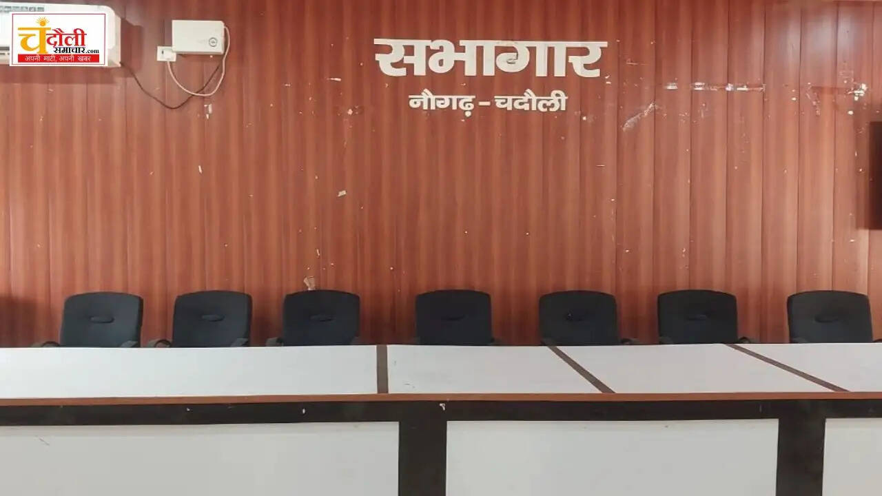 naugharh-sushasan-mela-empty-chairs-officers-absent