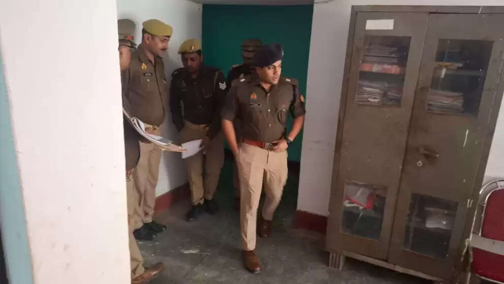 ASP Anant Shekhar IPS inspection Dhina Thana Police station cleaning records checking Dhina Chandauli Chowkidars given sweater torch SP Dheena Police Station