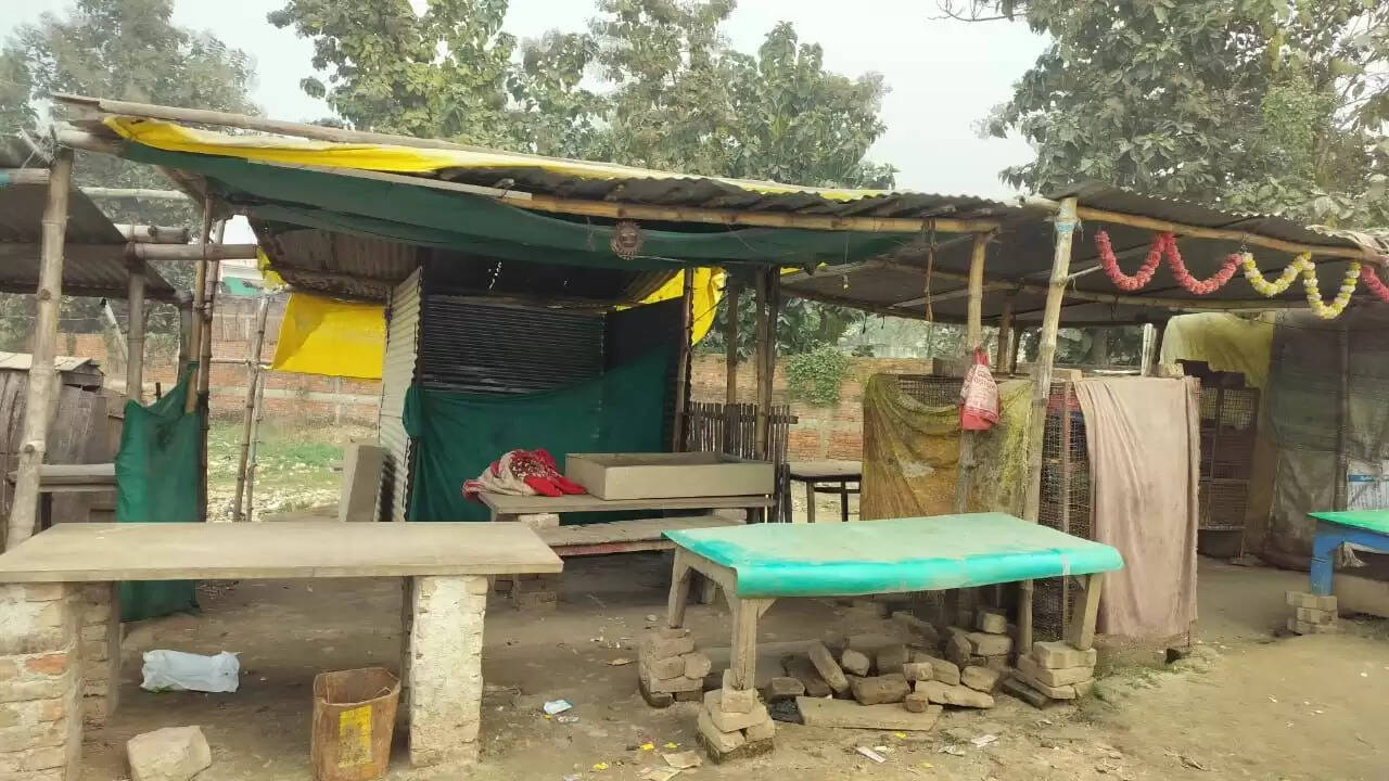 Illegal meat shop raid Chandauli Food safety department action UP Shahabganj meat sellers license news