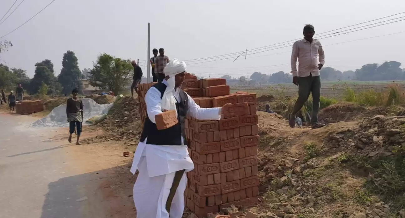 former mla exposed corruption chandauli  Ex MLA Manoj Singh W sp leader  irrigation department corruption up