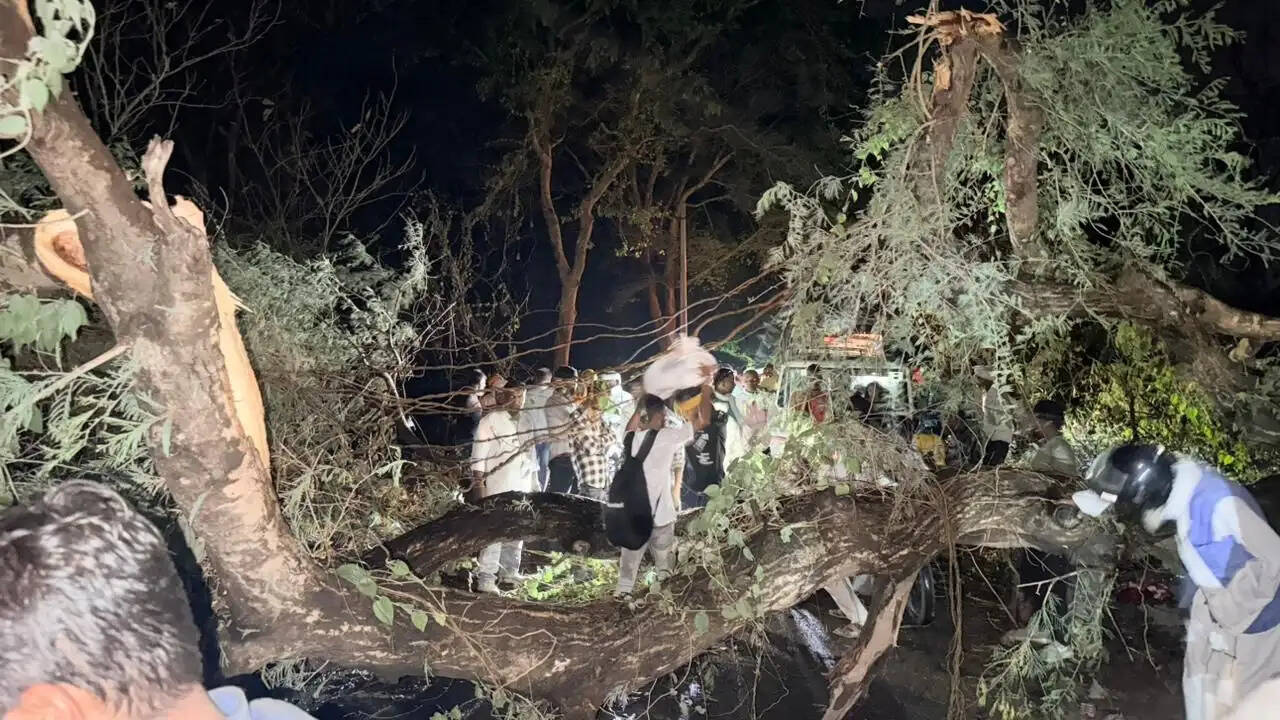 chakiya-storm-rain-damage-roads-blocked-update