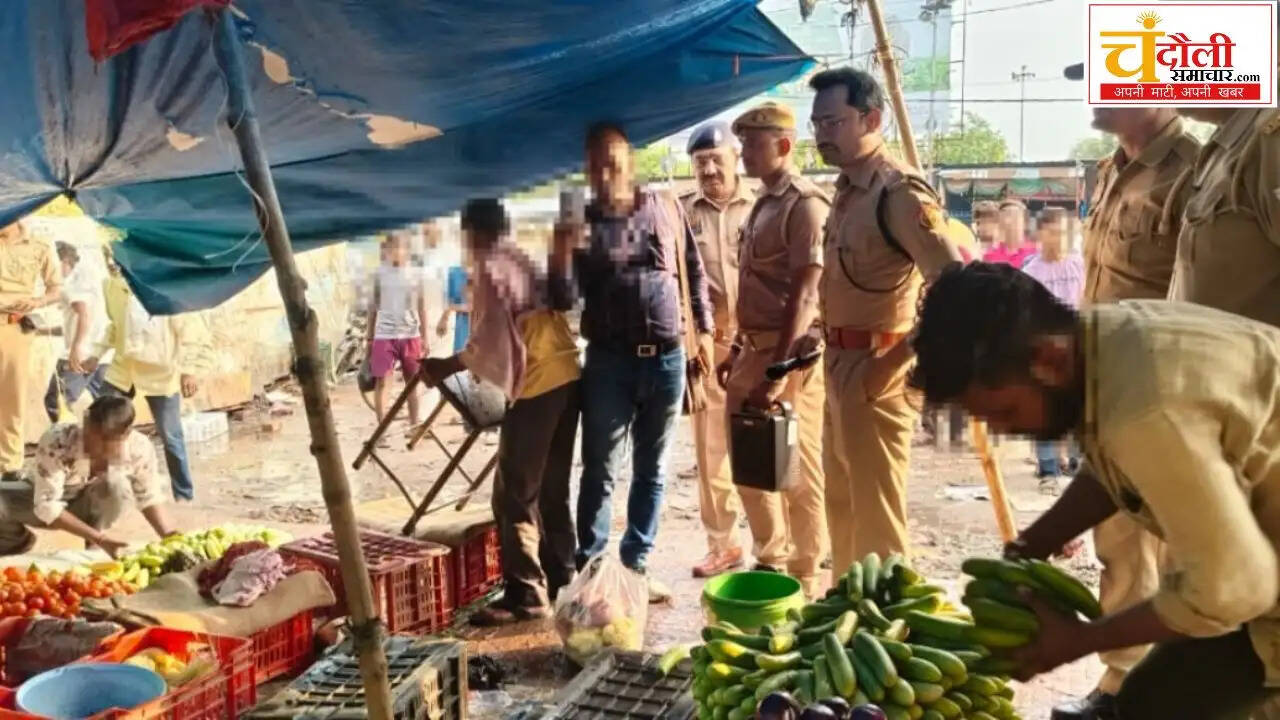 chandauli-news-sp-aakash-patel-foot-patrol-mugalsarai-traffic
