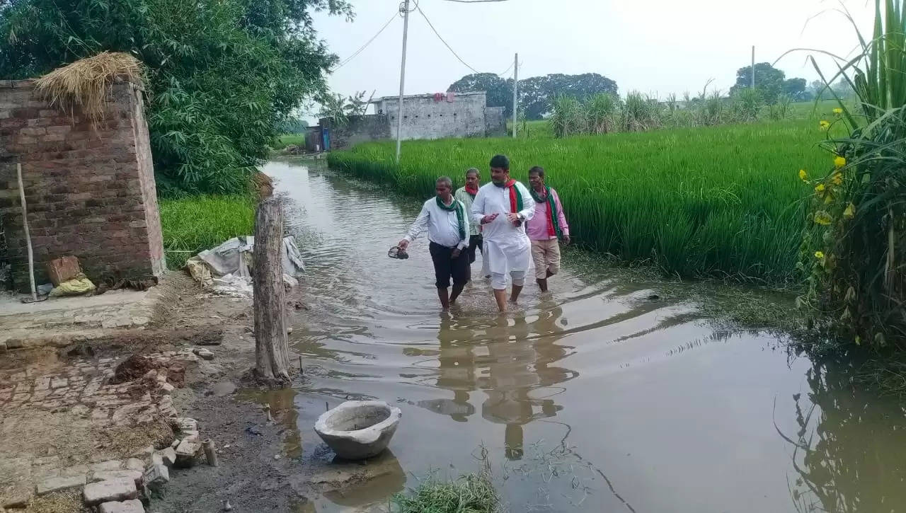Anjani Singh reached Paharpur village