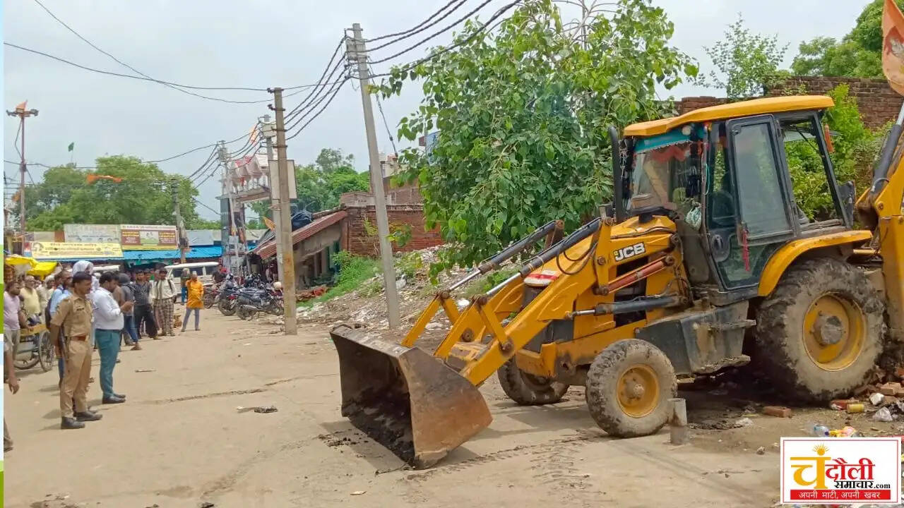 chakiya-amrit-sarovar-illegal-encroachment-demolished