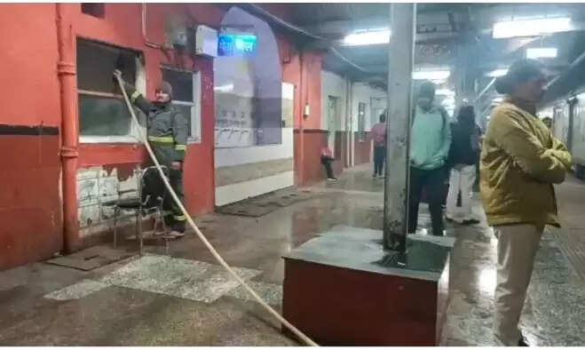    Fire accident DDU Junction platform 2  short circuit in railway food plaza Chandauli  three commercial gas cylinders saved from fire