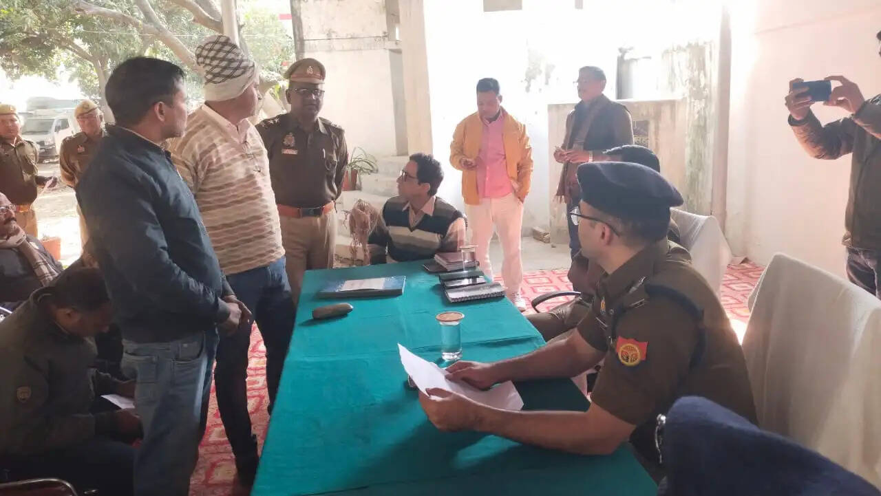 शहाबगंज स्थानीय थाना परिसर में शनिवार को पुलिस अधीक्षक आदित्य लांग्हे की अध्यक्षता में समाधान दिवस का आयोजन किया गया। इस दौरान छ: प्रार्थना पत्र पड़े जिनमें दो प्रार्थना पत्र तहसील दिवस में पड़े थे।