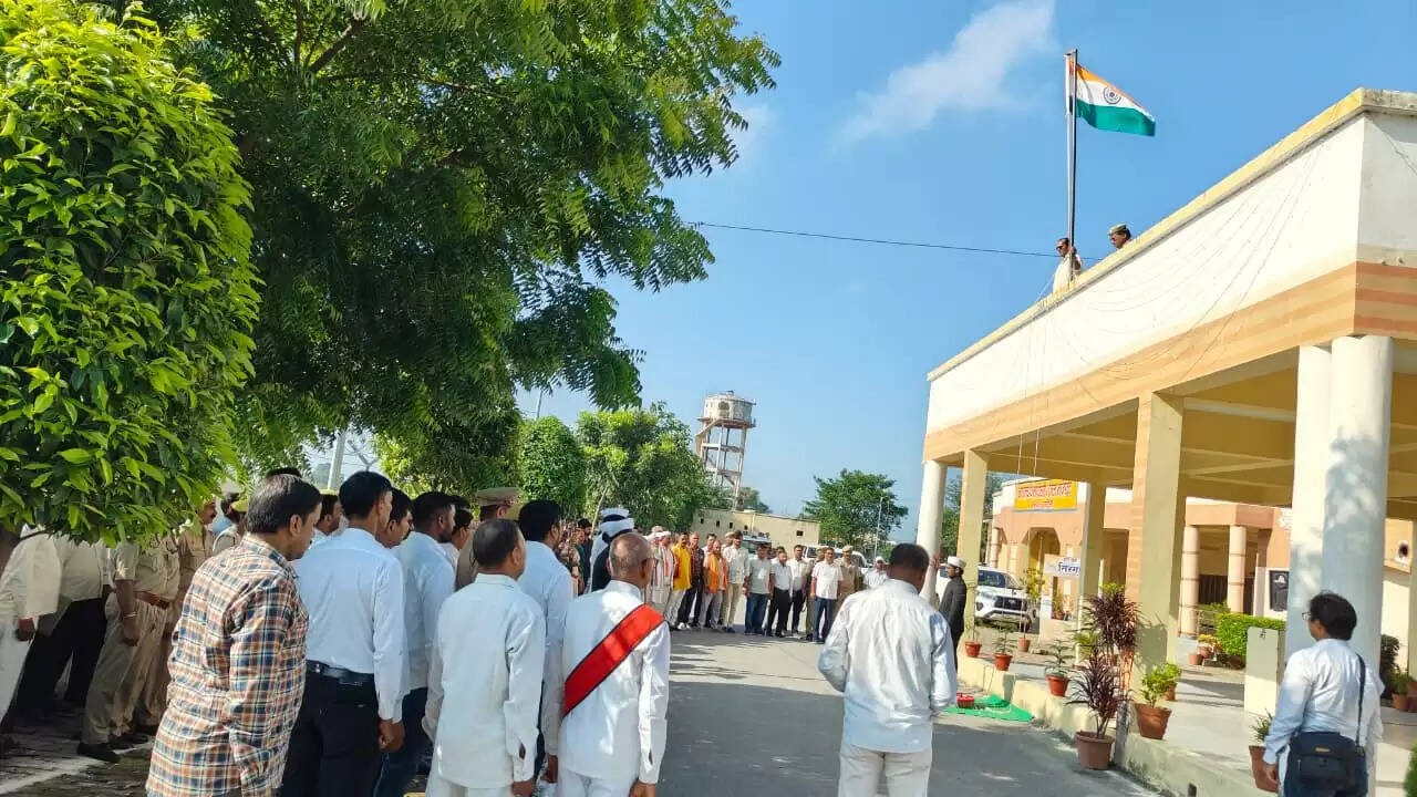 dm chandauli 