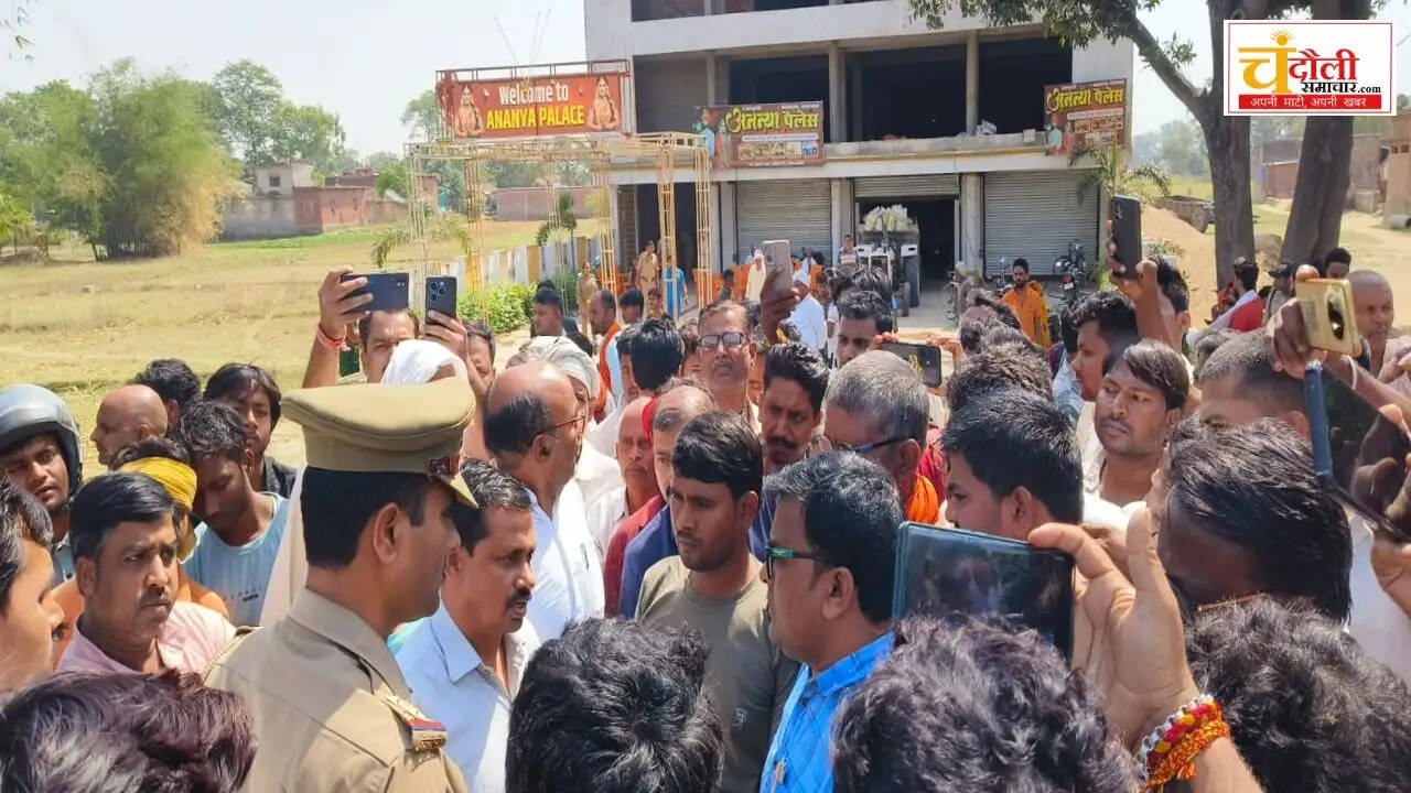 chandauli news road accident chakia, chandauli khabar dump truck 