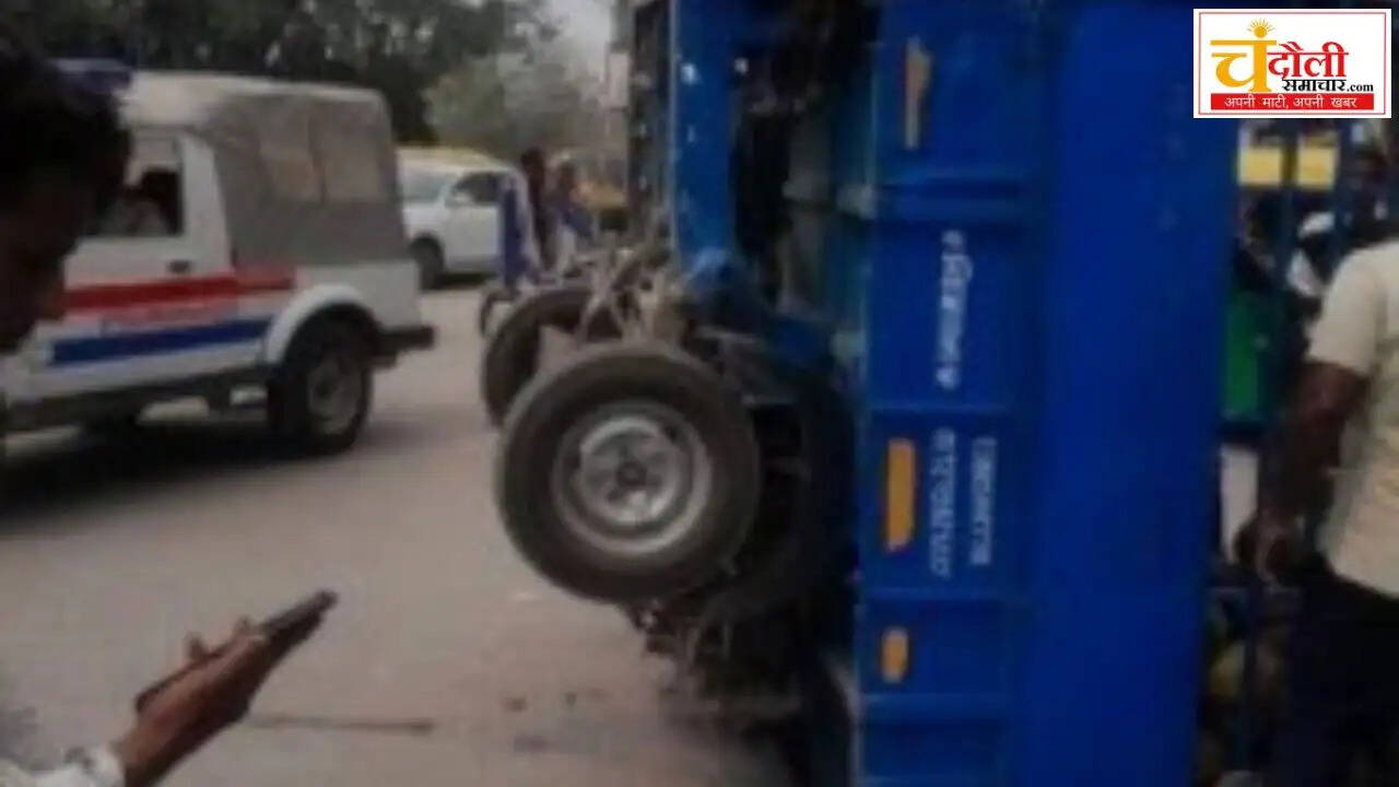 chandauli-news-overloaded-tempo-overturned-mughalsarai-accident
