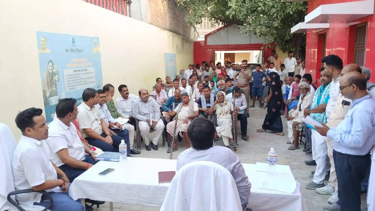 chandauli-news-dm-chandra-mohan-garg-jan-chaupal-faguiya-sakaldiha