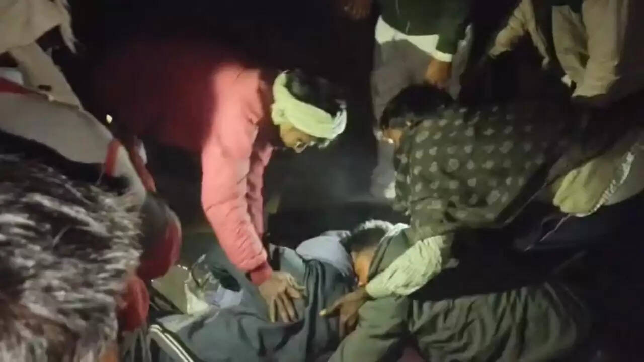  Chandauli road accident news today  Syedraja police station area accident  Fatal truck bike collision Chandauli