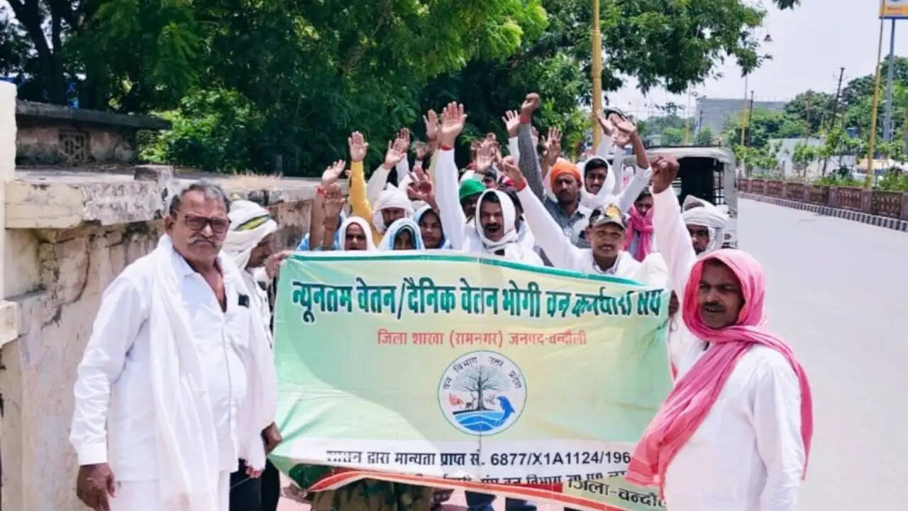 chandauli-news-forest-department-employee-protest-ramnagar-dfo
