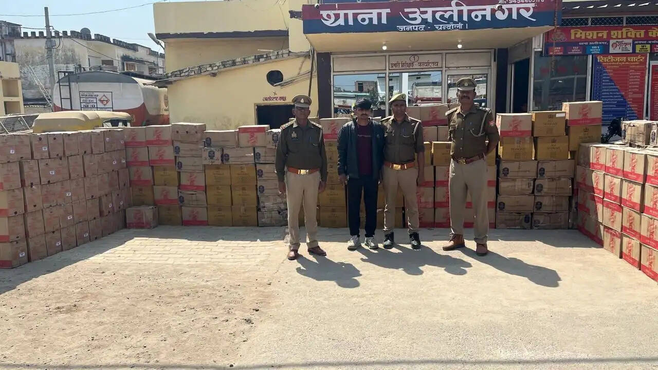 Chandauli news liquor smuggling bust, Chandauli khabar swat team 
