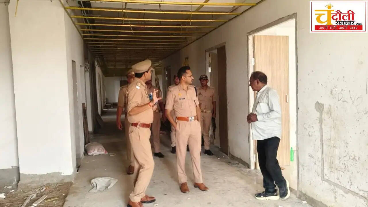 chandauli-sp-akash-patel-inspects-police-line-smart-control-room