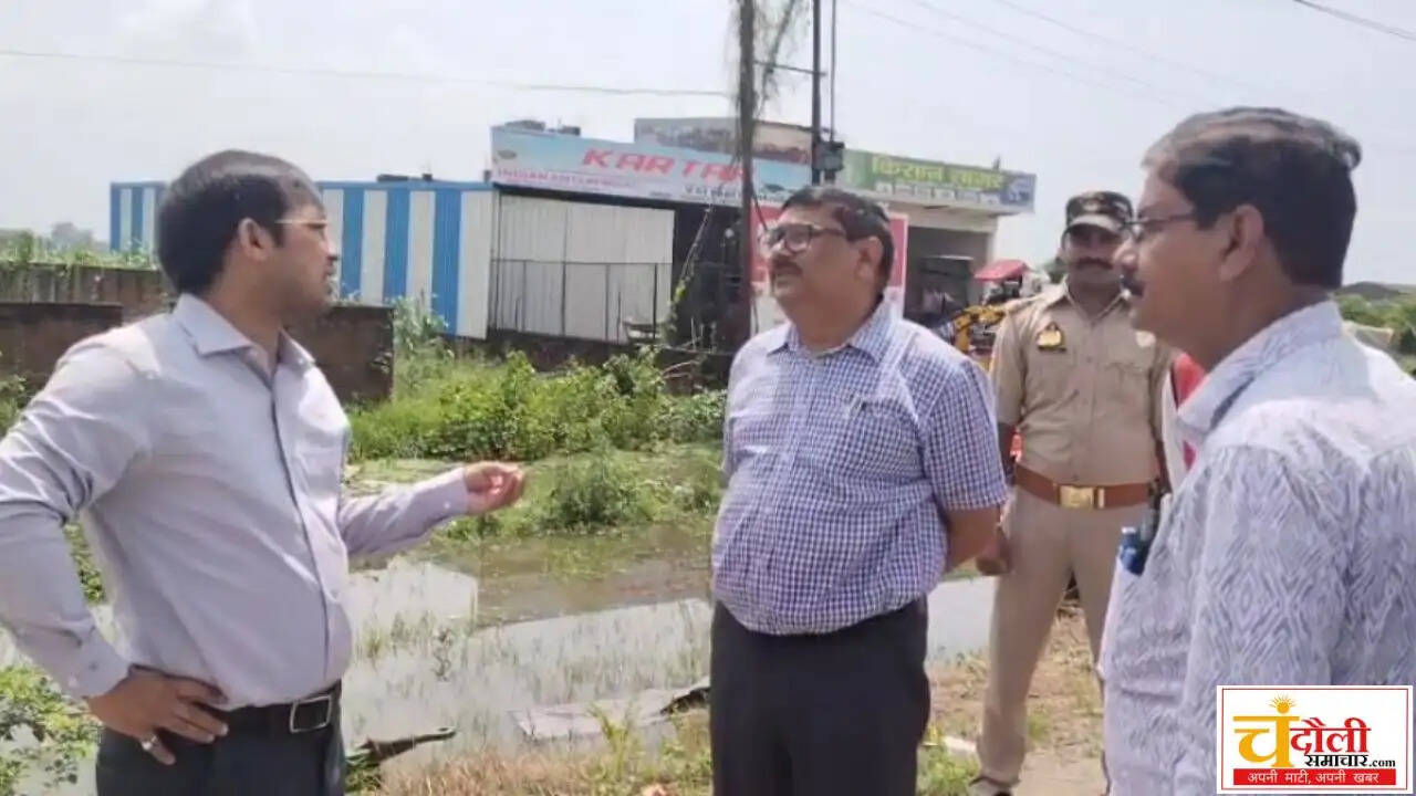 chandauli-rain-waterlogging-dm-inspects-eliya-road-inspection