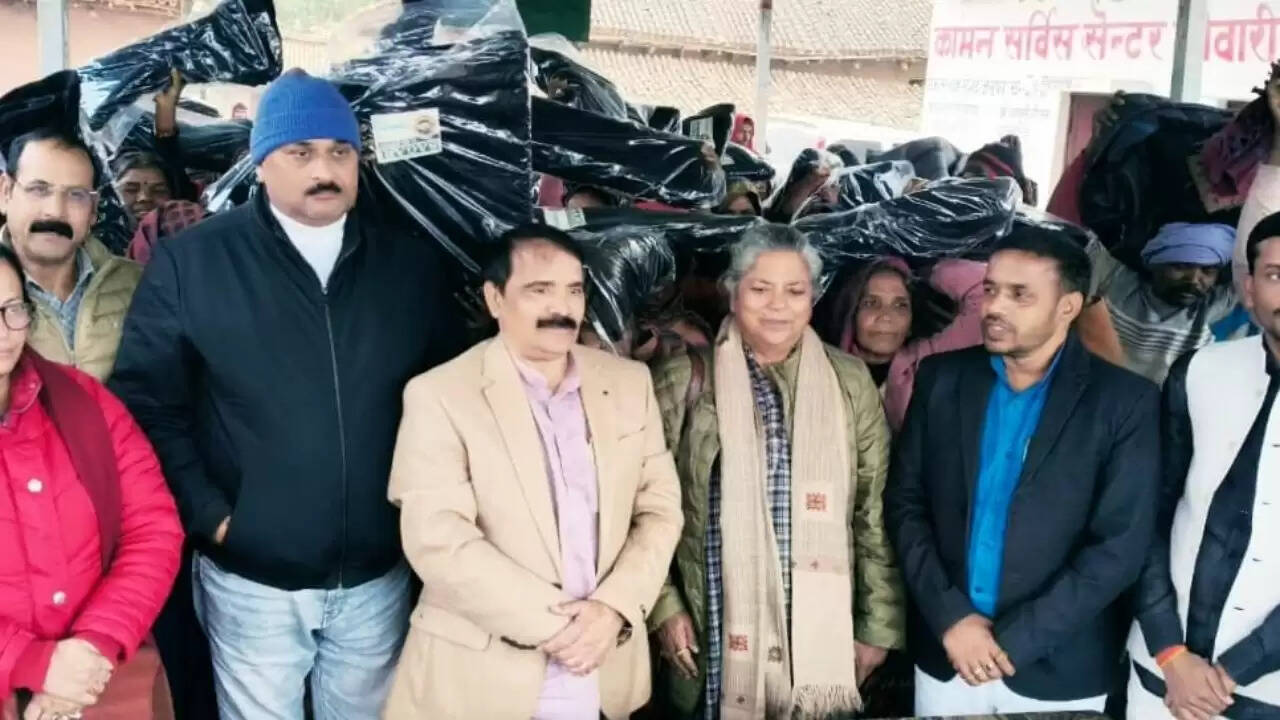 Chandauli Naugadh blanket distribution news  Lauvari Kala village social work  Gramya Sansthan Bindu Singh Chandauli