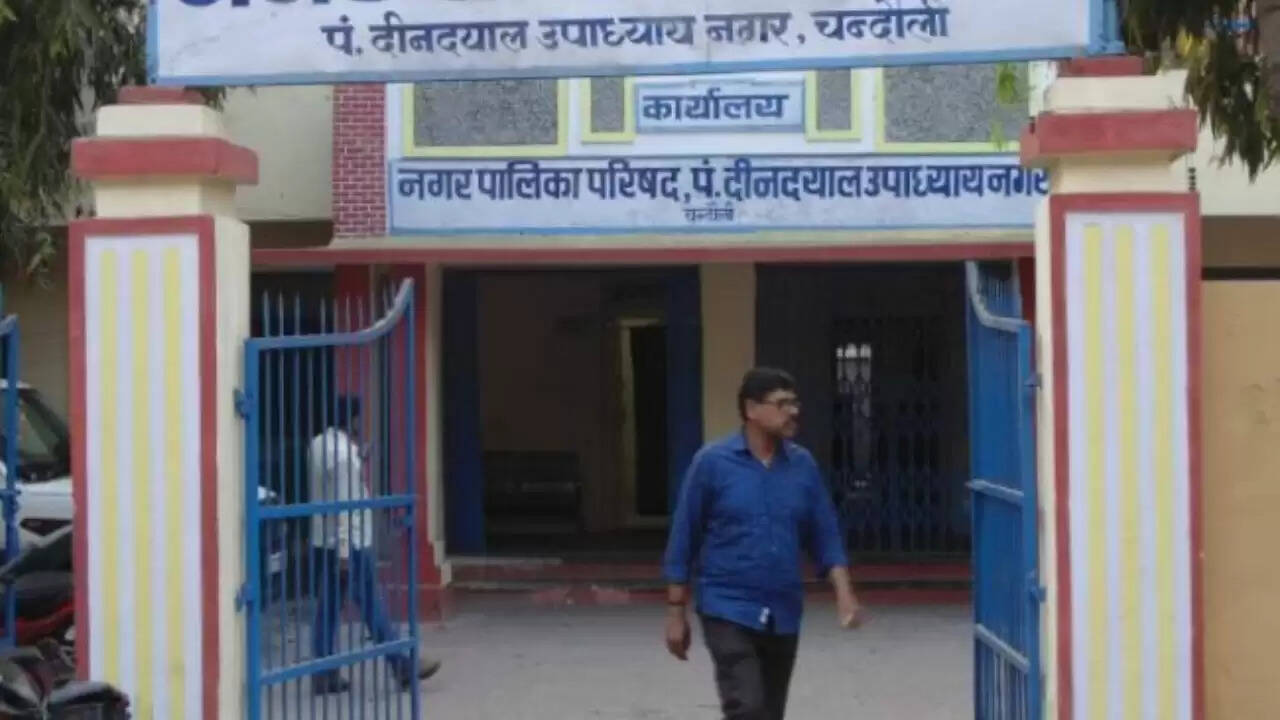 PDDU Nagar drinking water crisis Chandauli sewage treatment plant project Dirty water supply in Mughalsarai Municipal Corporation water leakage issue