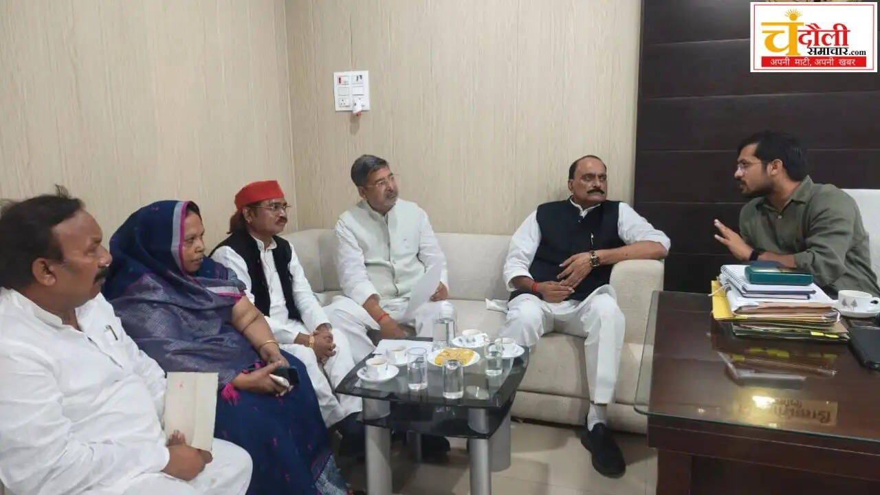 chandauli-sp-delegation-meets-dm-over-naugharh-police-issue