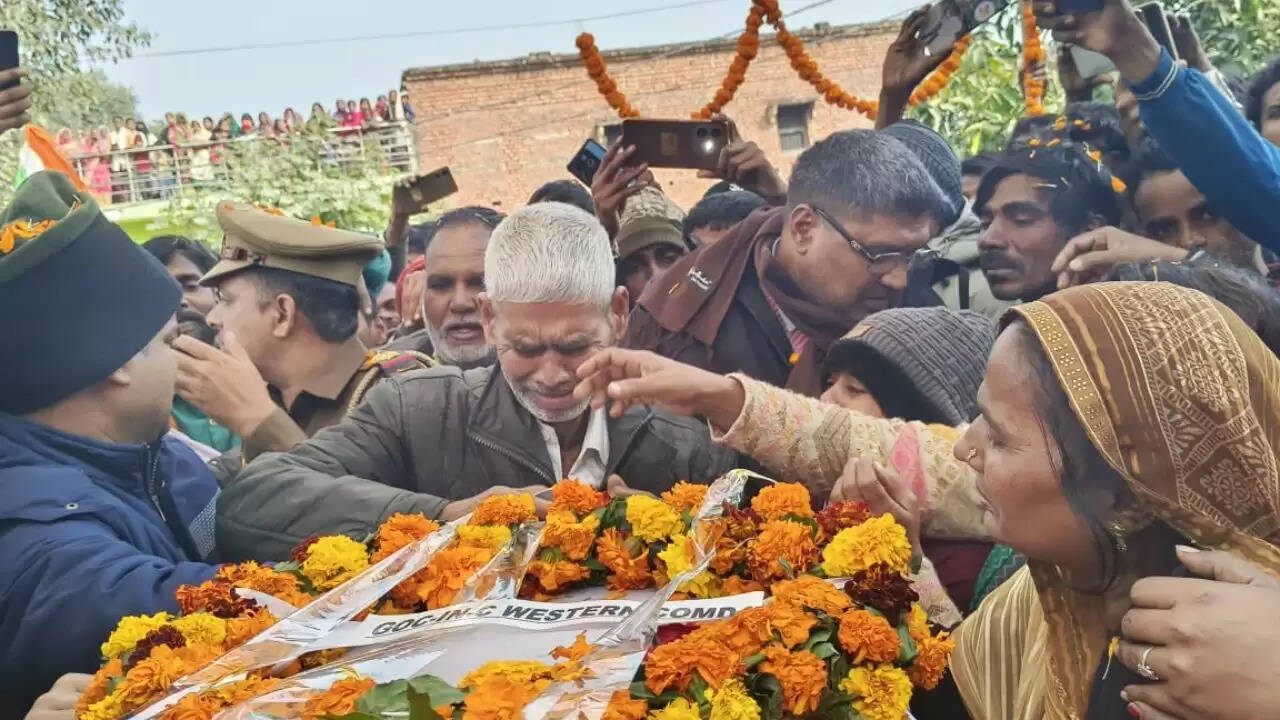 Chandauli news martyr Arvind Maurya, Chandauli khabar army man funeral, Chandauli samachar Shahabganj news