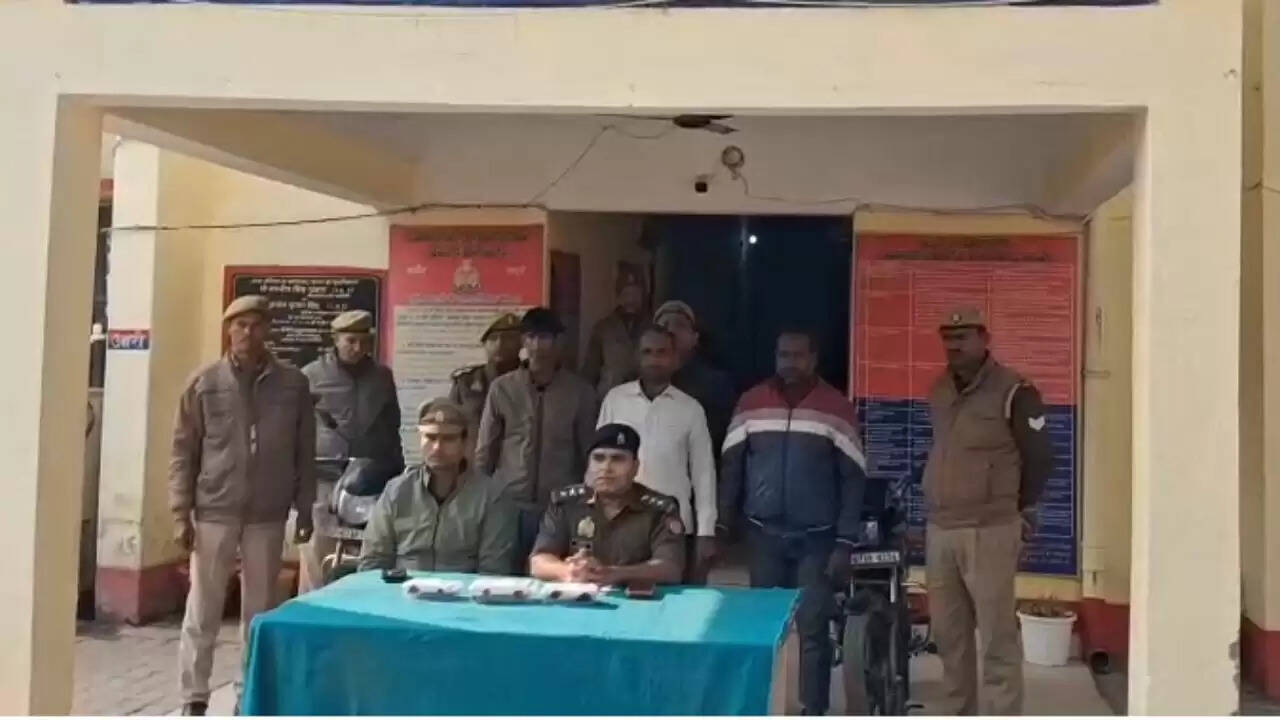 Interstate fraud gang arrest Chandauli  Silver coin cheating case Chakiya  Pintu Giri fraud gang leader