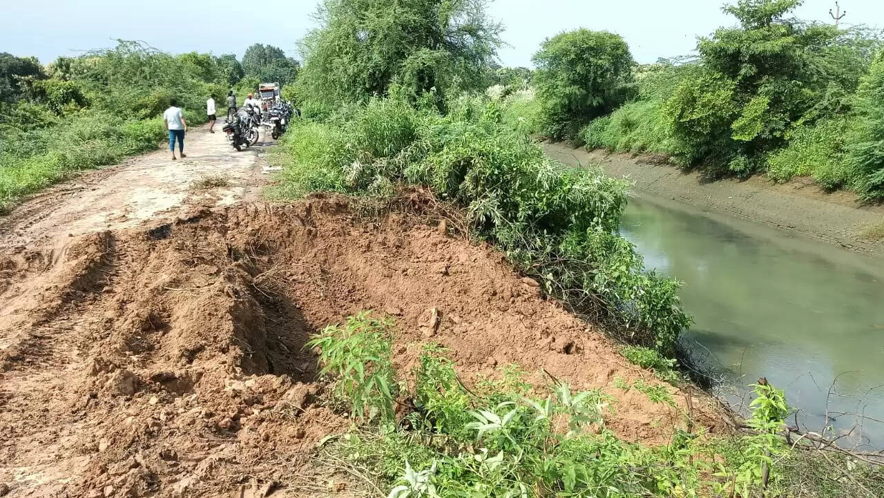 Latifshah Road collapsed