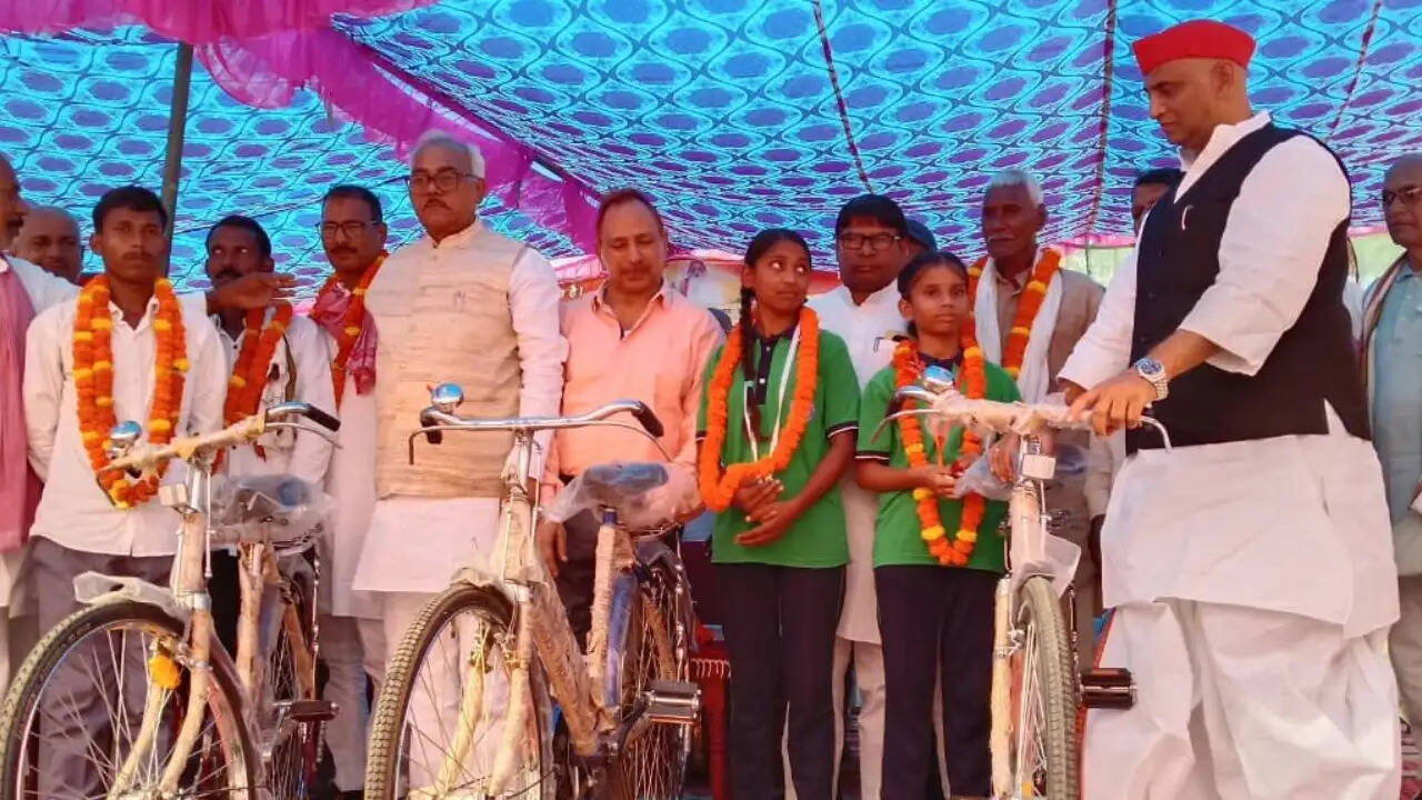 swami adgadanand group of education dhina, student talent honour ceremony chandauli, mlc lal bihari yadav chandauli news, education knowledge competition cycle award, ex mla manoj kumar singh syedraja,