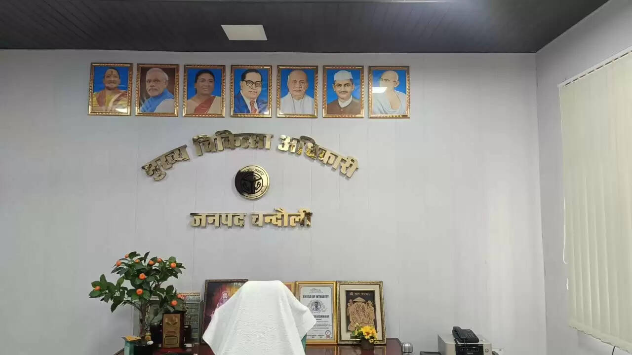 Chandauli Congress protests photo removal Pandit Kamlapati hospital controversy BJP government disrespects great leaders