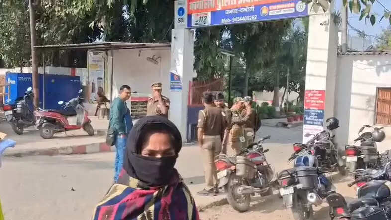 Woman accuses man of sexual exploitation marriage promise Chandauli Secret video viral threat Chandauli SP Aditya Langhe ordered FIR