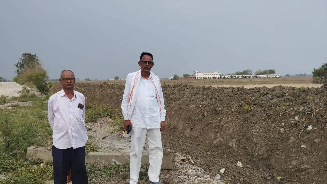 dhina-farmers-protest-railway-land-chakbandi 