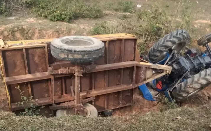  Road accident in Chandauli today  father and daughter injured six lane accident  bike collision national highway girl serious  tractor falls into ditch in Naugarh