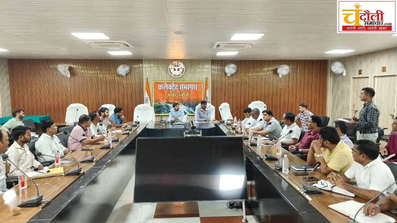 chandauli-census-2027-phase-2-training-dm-chandra-mohan-garg