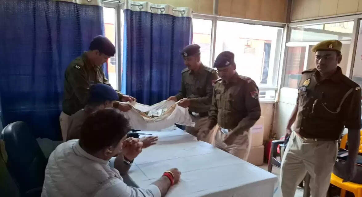  DDU Junction security bust 35 lakh cash recovery  Ratnesh Verma arrested illegal cash   Income Tax investigation DDU railway station cash seizure