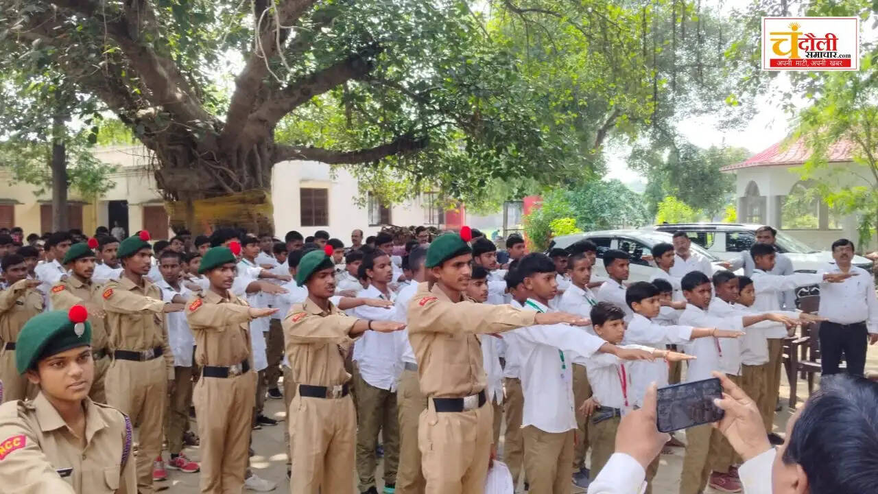 चंदौली: 'स्वच्छता ही सेवा' अभियान में ग्रामीणों और अधिकारियों ने किया श्रमदान, छात्रों को दिलाई गई स्वच्छता की शपथ