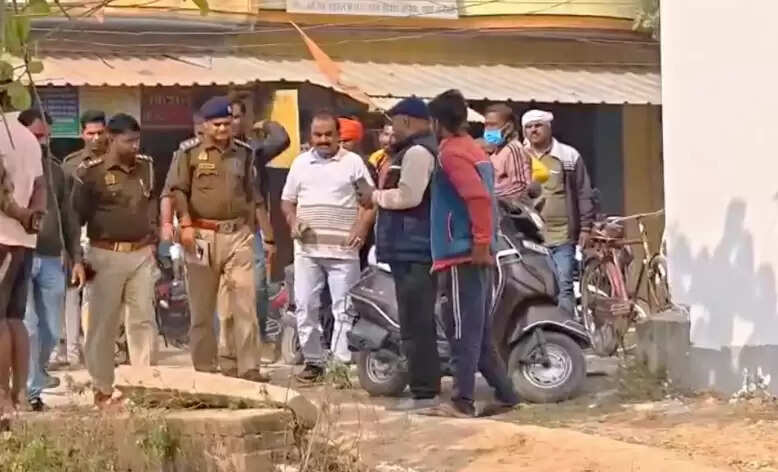 Chandauli bloody body found in orchard  Mughalsarai crime zone dead body  Marhiya area murder investigation  35 year old unidentified dead body Chandauli