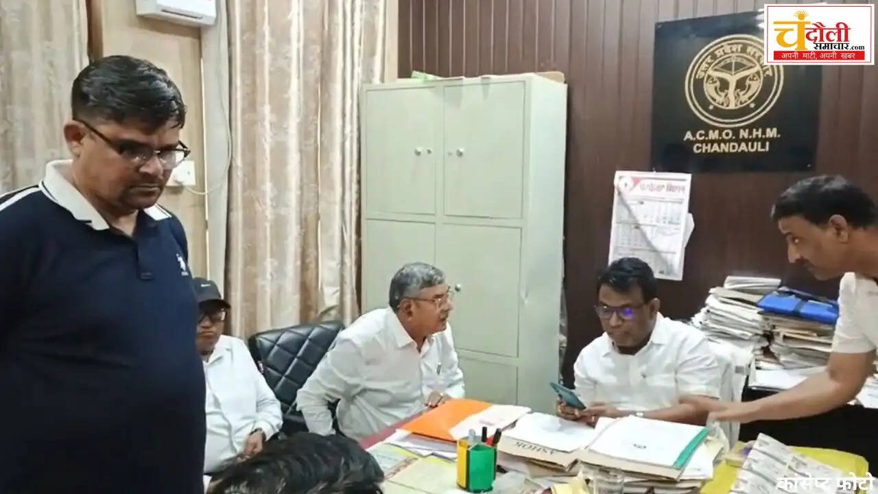 chandauli-cmo-office-doctors-protest-deputy-cmo-allegations