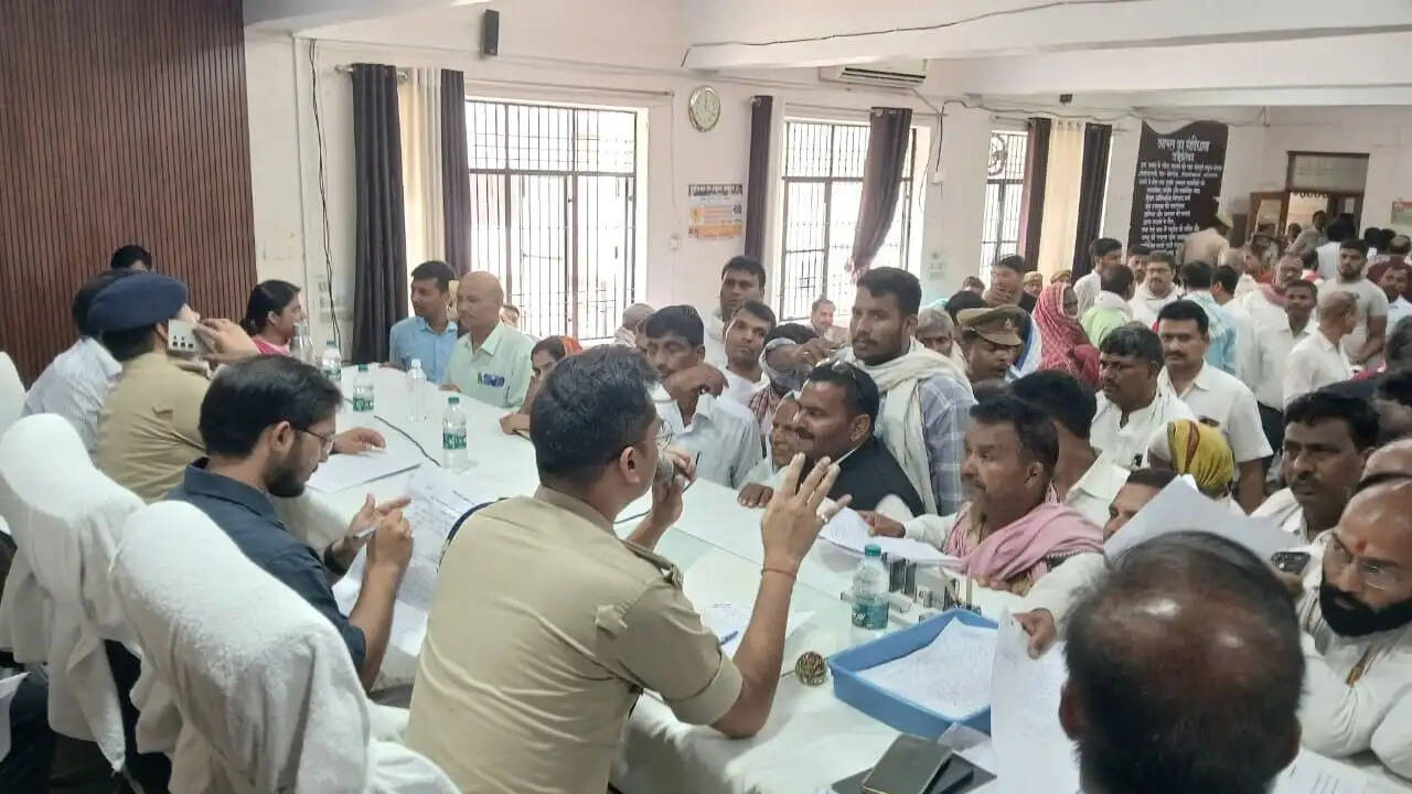chandauli-dm-sp-chaired-sampoorna-samadhan-divas-sadar