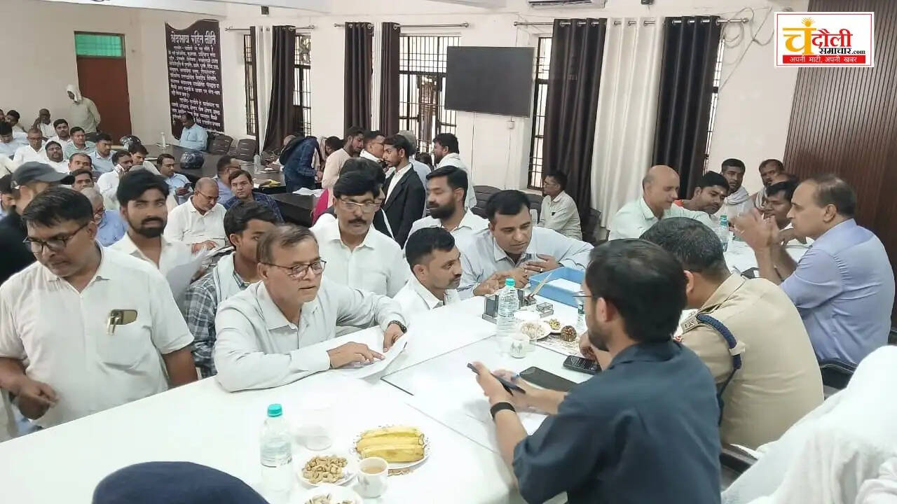 chandauli-dm-sp-chaired-sampoorna-samadhan-divas-sadar